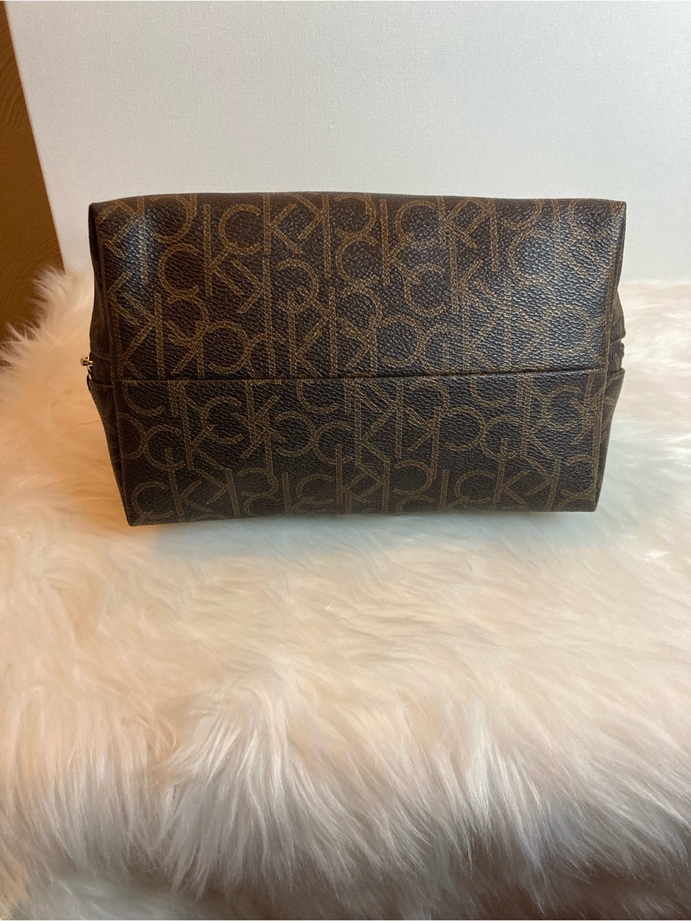 Calvin Klein Brown Monogram Cosmetic Case - NWOT - Picture 3 of 5
